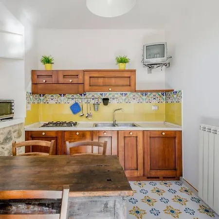 Apartment Il Vicolo - Bilocale In Centro A Con Cucina E Patio, Fino A 3 Persone